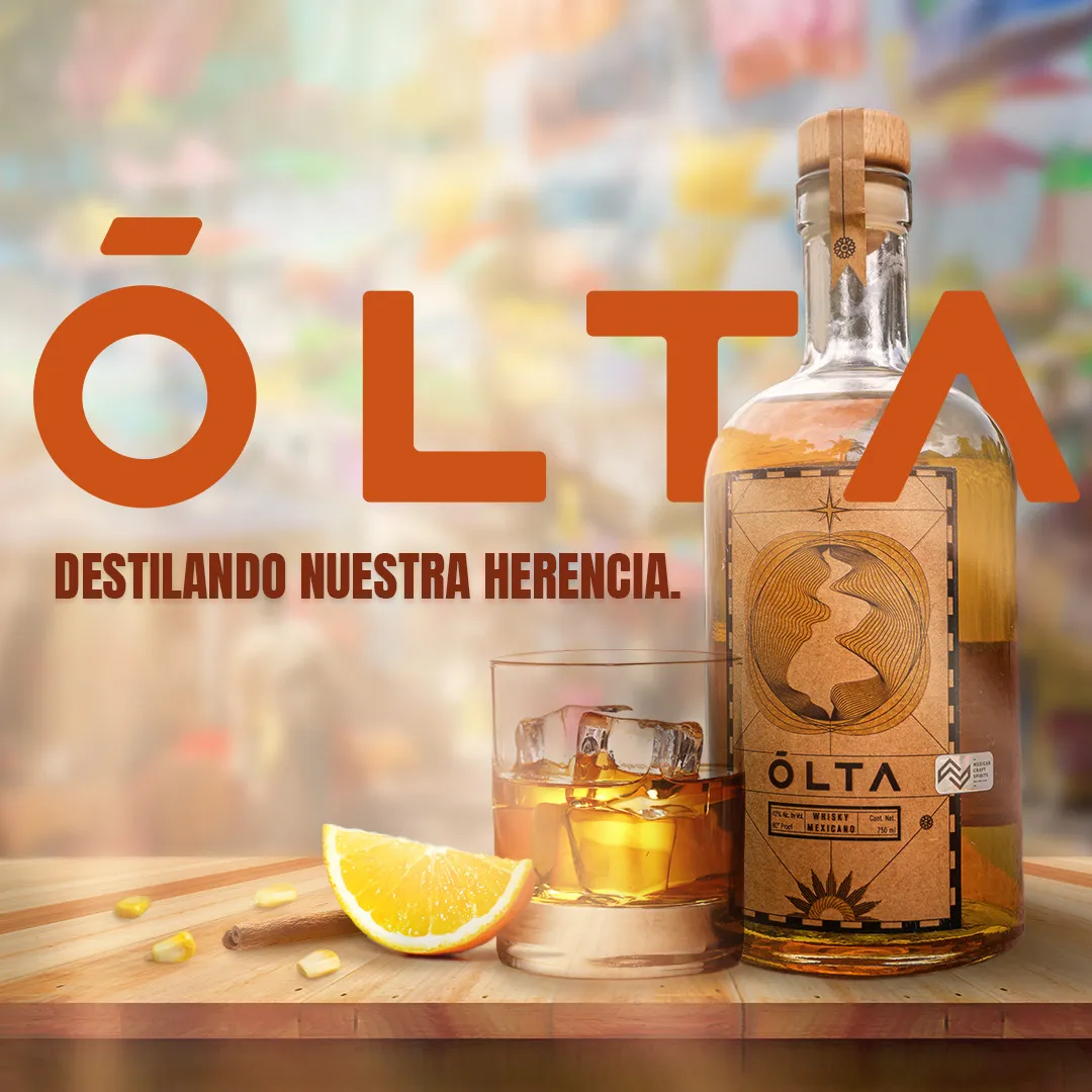 Foto de producto, botella y vaso de mezcal