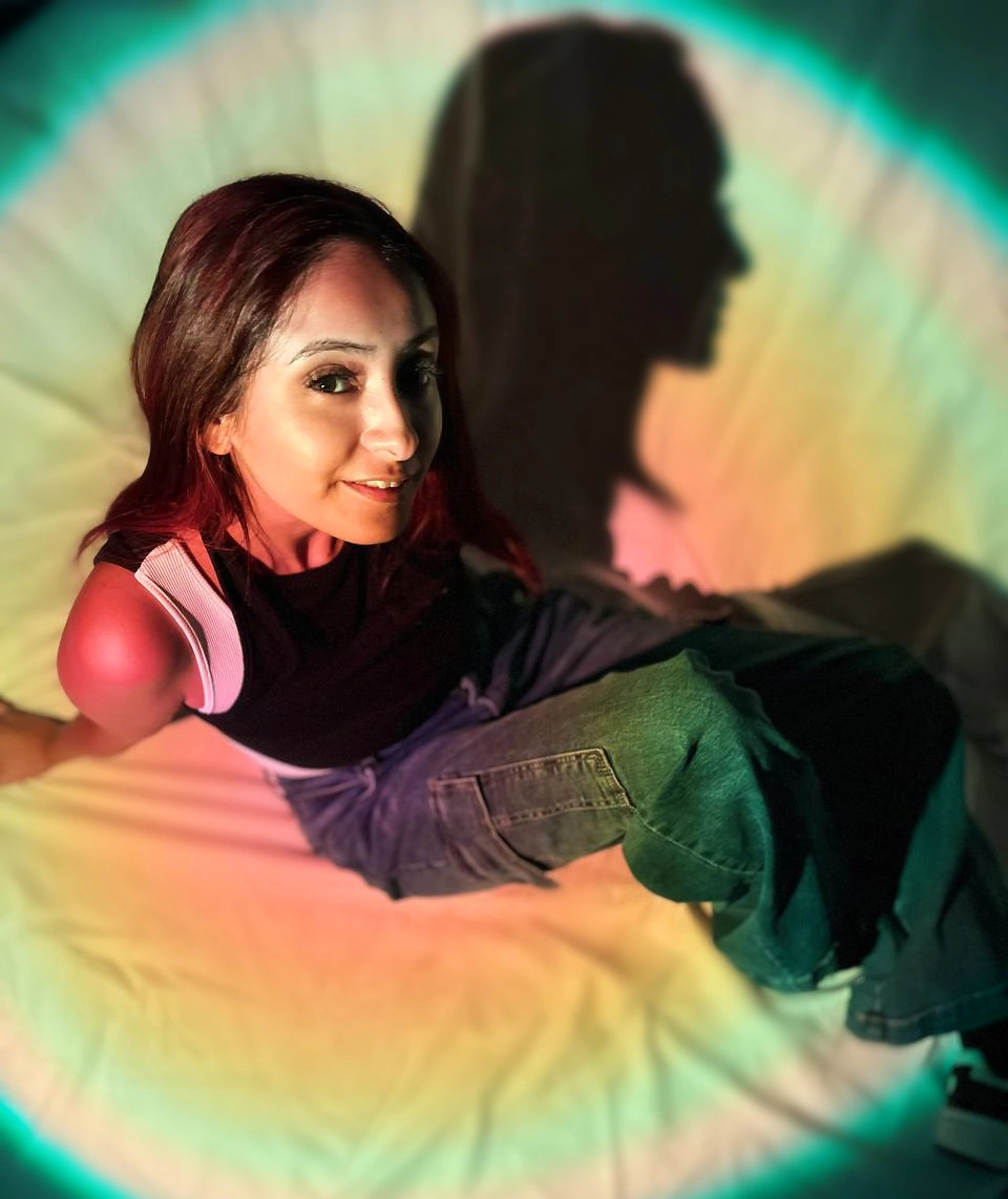 retrato cuerpo completo de la diseñadora Karla Zalazar